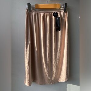 🦋 2/$20 Jones New York nude slip skirt NWT